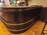 une photo d'un bar avec des tabourets dans un restaurant