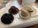 trois chapeaux posés sur un matelas, sur un lit