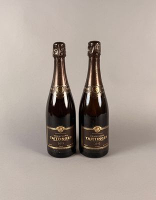 deux bouteilles de vin posées sur une table l'une à côté de l'autre