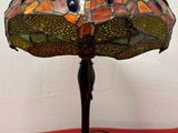 l'image d'une lampe posée sur une table
