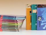 plusieurs livres sont empilés sur une table