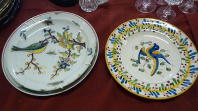deux assiettes ornées d'oiseaux, posées sur une table