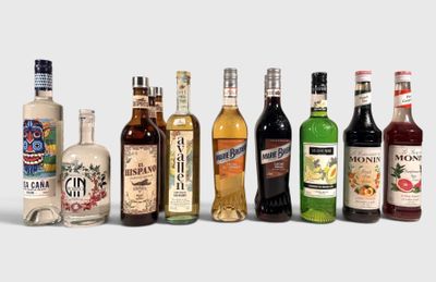 de nombreux types de bouteilles d'alcool alignés sur une table