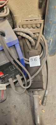 beaucoup de câbles et d'outils qui traînent par terre