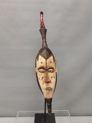 Côte d'ivoire. Yaouré. Masque en bois peint.
