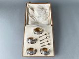 une boîte contenant des couverts et des cuillères