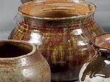 trois vases posés l'un à côté de l'autre sur une table