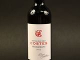une bouteille de vin rouge posée sur une table noire