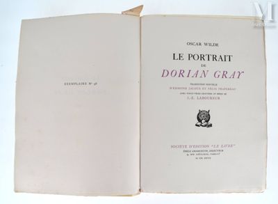 un livre ouvert dont la couverture représente un chat