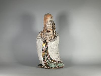 une image représentant une statue d'un homme barbu vêtu d'une robe