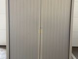 une photo d'une armoire de rangement en métal dans un garage
