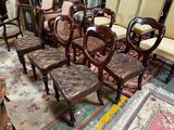 un grand nombre de chaises dans une pièce
