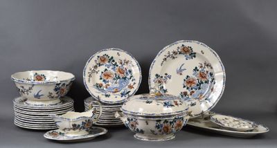 beaucoup d'assiettes et de bols posés sur une table