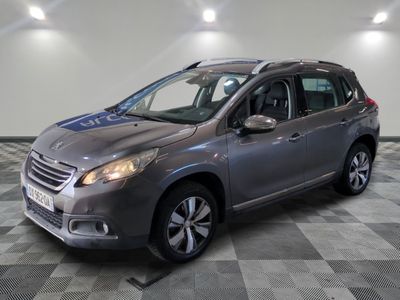 la voiture grise est garée sur un sol en damier dans le garage