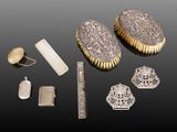 un grand nombre d'objets posés sur une table