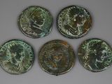 six pièces de monnaie romaines antiques représentant des têtes d'hommes