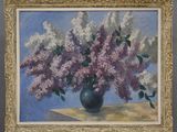 un tableau représentant des lilas dans un vase posé sur une table