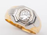 une image d'une bague sertie d'un diamant au centre