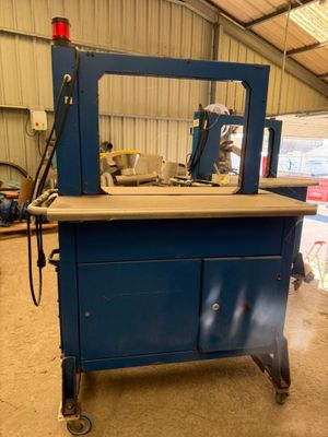 une armoire bleue surmontée d'un miroir