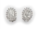 une paire de boucles d'oreilles en diamant