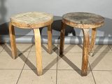 deux petits tabourets en bois posés sur un sol carrelé
