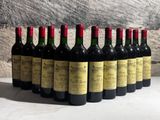six bouteilles de vin alignées sur une table