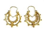 paire de boucles d'oreilles dorées ornées de perles sur fond blanc