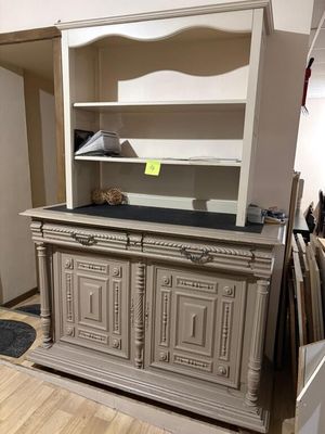 une photo d'une armoire exposée dans un magasin