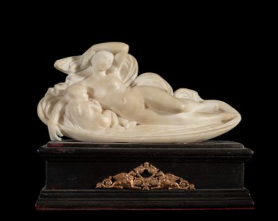 une image représentant une statue de femme allongée sur un socle en marbre