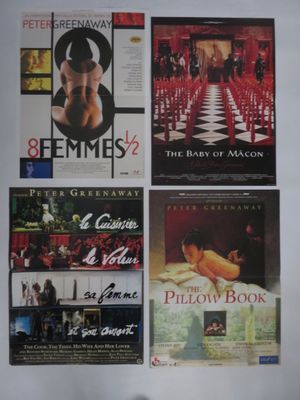 quatre affiches de cinéma accrochées au mur d'une pièce