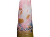 un vase orné d'un motif rose et jaune