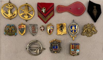 de nombreux insignes exposés sur une table
