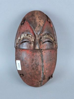 un gros plan d'un masque posé sur une table, avec une étiquette dessus