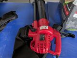 un ventilateur rouge posé sur une table bleue