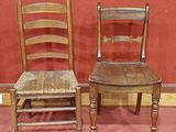 deux chaises en bois assises l'une à côté de l'autre sur le sol
