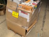 une pile de cartons posée sur une palette