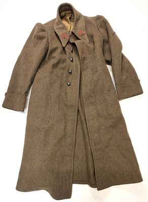 une image représentant un manteau marron orné d'une étoile rouge au col