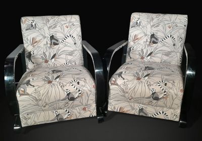 Paire de fauteuils Art Déco en bois laqué noir.