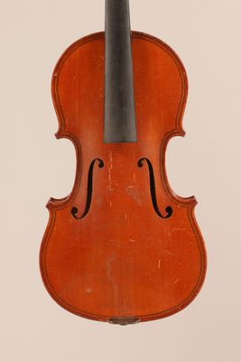 un vieux violon avec un archet accroché à son dos