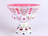 un bol rose et blanc posé sur une table blanche