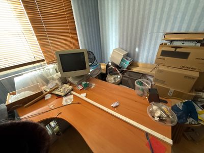 un bureau équipé d'un ordinateur et d'un moniteur