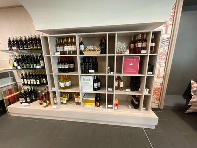 de nombreuses bouteilles de vin sur les étagères du magasin