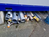 un tas de tuyaux sous un bus dans la rue