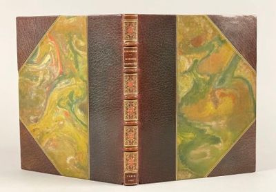 un vieux livre avec une couverture marron et une couverture jaune et verte