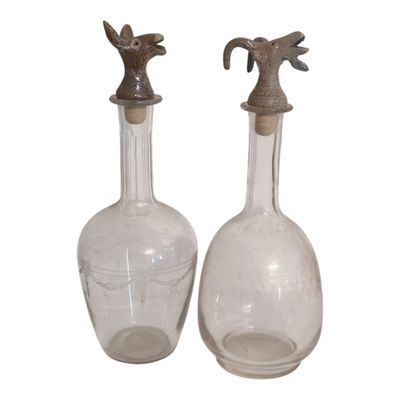 Deux CARAFES en cristal gravé, les bouchons en céramique fig…