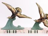 deux oiseaux perchés sur un livre