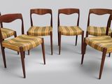 quatre chaises disposées en cercle, dont les assises sont recouvertes d'un tissu rayé