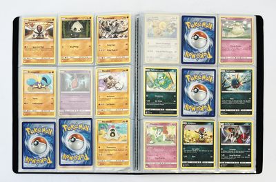 beaucoup de cartes pokemon sur la table