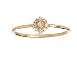 une bague en or jaune sertie d'un bouquet de diamants blancs