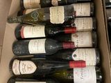 des bouteilles de vin dans un carton posé sur une table